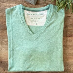 BANANA REPUBLIC V-Neck “The Vintage T” Tee Shirt